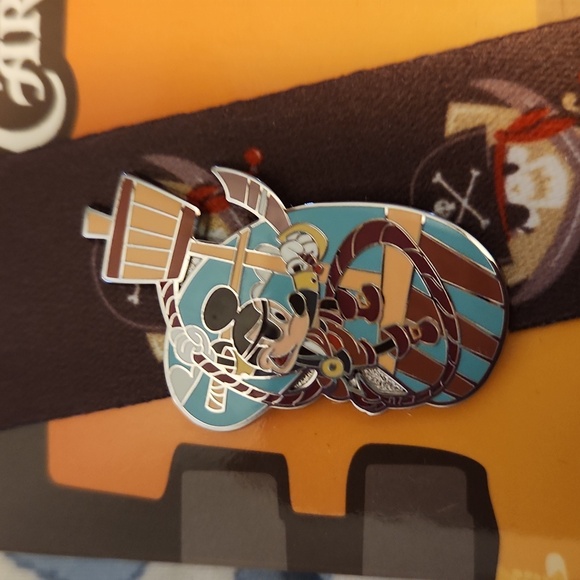 Pirates of the Caribbean pin starter set nwt - Picture 3 of 8